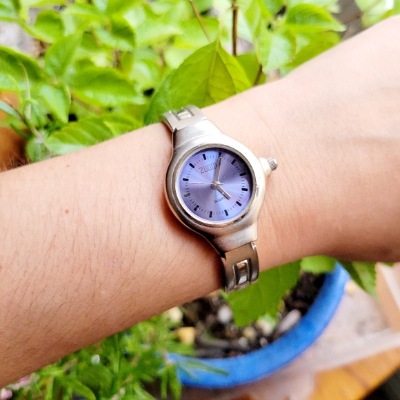 Zoom Quartz Classic Silver & Blue Womens Womans Dainty Round Watch - Picture 1 of 8